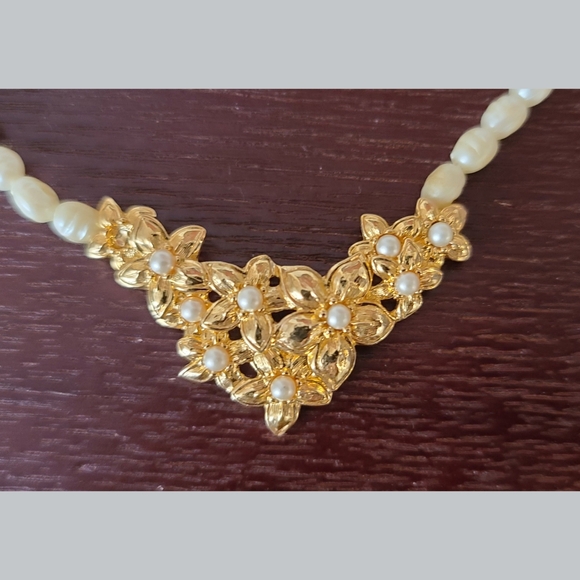 Pearl Necklace with Golden Flower Detailing - Picture 2 of 4
